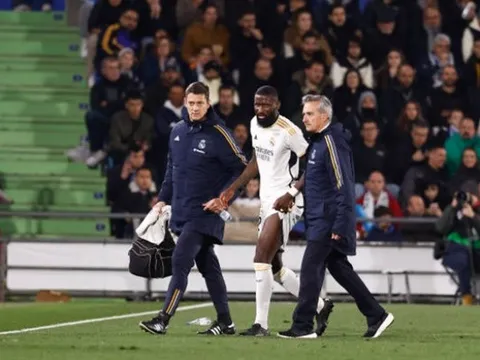 Rudiger tập tễnh rời sân, Ancelotti phá vỡ im lặng