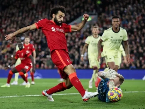 Ramsdale khiến đám đông tại Anfield im lặng