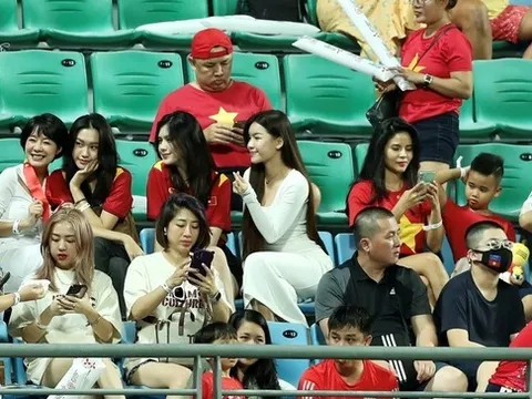 Dàn mỹ nhân rạng rỡ cổ vũ đoàn quân thầy Park; “Việt Nam chỉ thắng nhờ vào trọng tài"