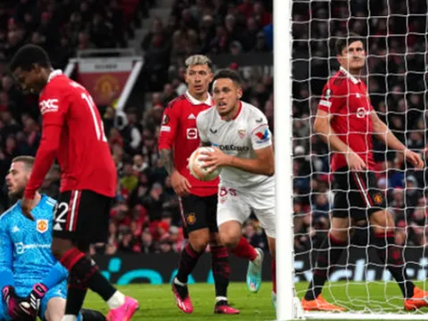 "Old Trafford chìm trong im lặng"