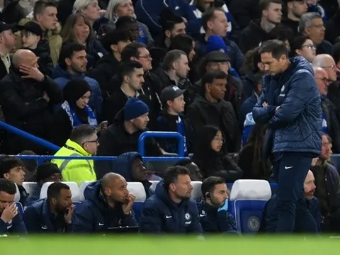 CĐV Chelsea trút cơn thịnh nộ lên cầu thủ