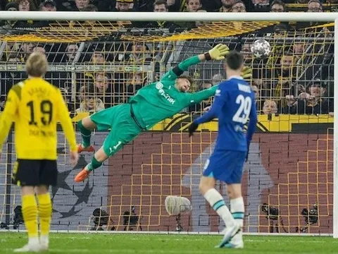 Xavi lý giải hành động bất ngờ với De Jong