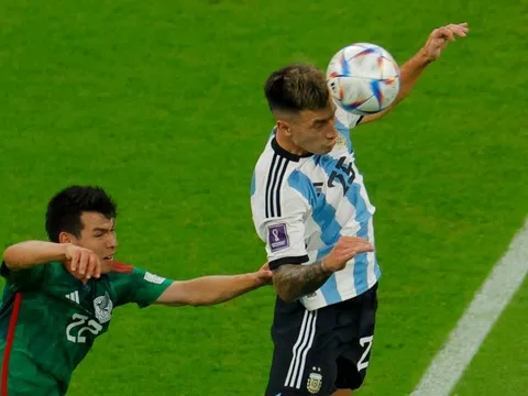 Lisandro Martinez văng tục sau khi hạ Mexico
