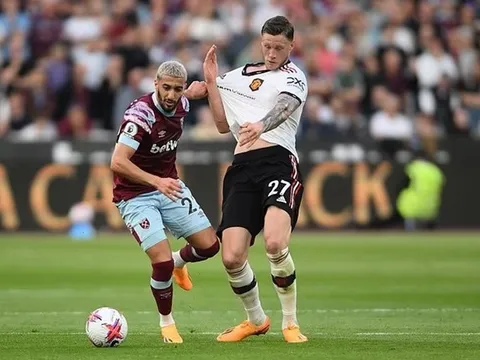 Neville chỉ trích nhà Glazer, Carragher đáp trả đầy mỉa mai