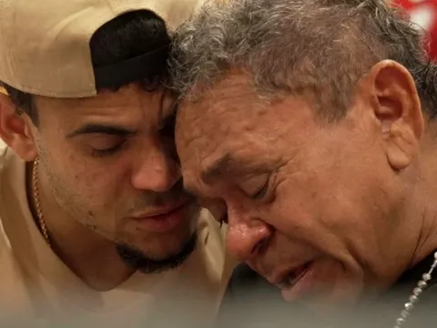 Cảm động khoảnh khắc Luis Diaz đoàn tụ với cha