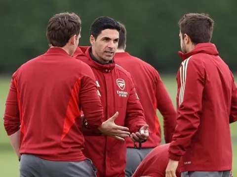 Glenn Hoddle: Arsenal sẽ vượt qua Bayern Munich