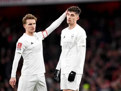 3 điểm đen sau trận thua của Arsenal: Thảm hại Saka; "Cú sốc" Jesus?