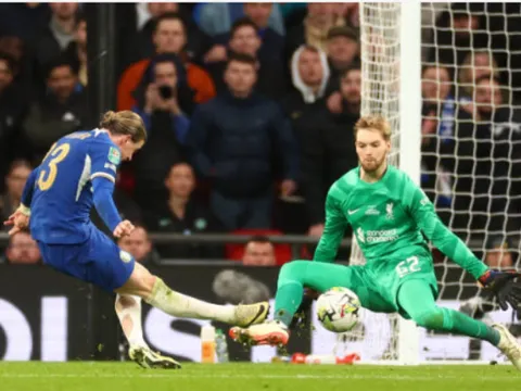 Jamie Redknapp ngả mũ trước sao Liverpool