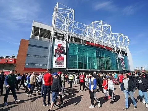 Neville điên tiết với nhà Glazer, chỉ ra trò đùa về Old Trafford