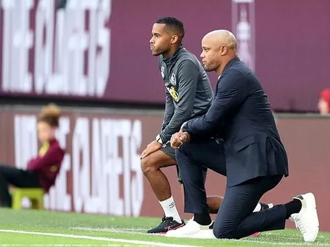 CĐV la ó hành động của Man City và Burnley