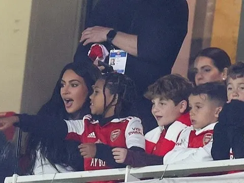 Vì sao Kim Kardashian đi khắp thế giới xem đá bóng?