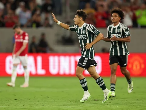 Evans ra sân, M.U nhận thẻ đỏ và thua đội hạng 4 tới 3 bàn