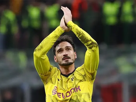 Edin Terzic gọi Mats Hummels như một vị thần bóng đá
