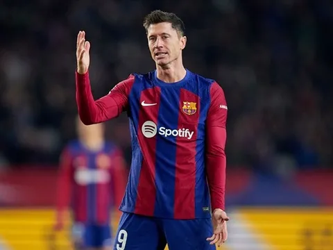 Tụt phong độ thảm hại, Robert Lewandowski “đổ lỗi” cho đồng đội