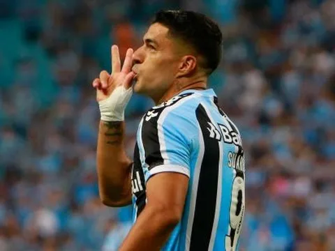 Suarez lập hattrick ngay trận ra mắt CLB mới