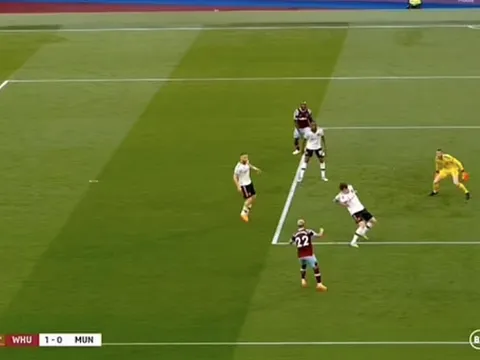 "Lindelof di chuyển cánh tay về hướng trái bóng mà tôi không hiểu nổi"