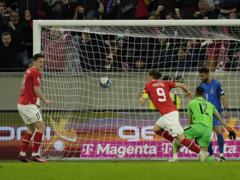 Tiền vệ Man Utd tỏa sáng với 2 bàn, 1 kiến tạo