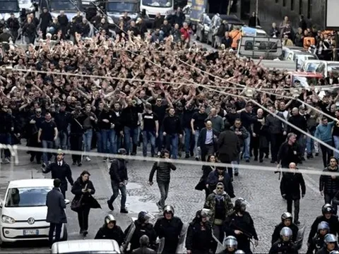 11 cổ động viên quá khích bị bắt ở Napoli