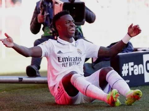 Vinicius trở thành mục tiêu đốn hạ, Ancelotti nổi đóa