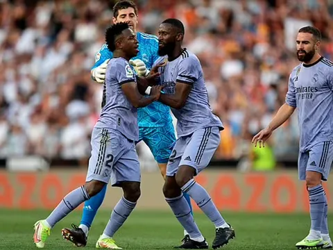 Eddie Howe than trời với các quyết định của Anthony Taylor