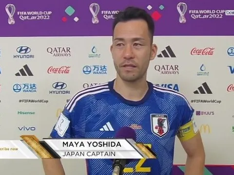 Đội trưởng Nhật Bản khóc đỏ mắt sau thất bại nghiệt ngã