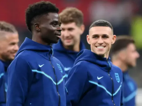 Foden ca ngợi người cướp mất vị trí của mình tại tuyển Anh