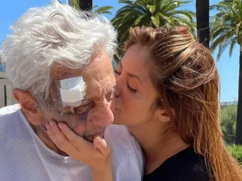 Shakira tiết lộ nhận hai cú sốc cuộc đời cùng lúc