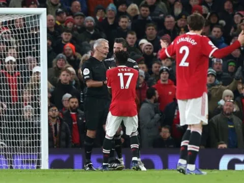 Petr Cech cản phá siêu hạng ở tuổi 40