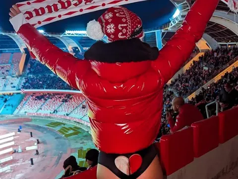 Mỹ nhân OnlyFans hứa "thoát y" nếu đội nhà thăng hạng