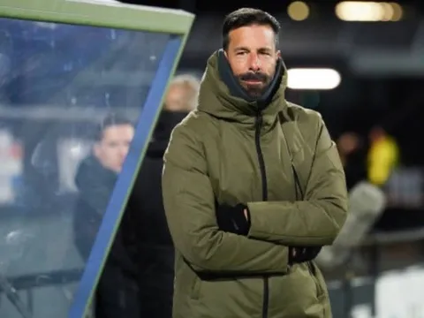 Ruud van Nistelrooy viết tâm thư sau khi bất ngờ từ chức