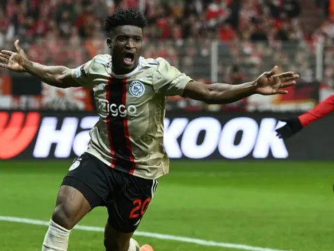 Ten Hag và Sir Jim có cú bắt tay lịch sử