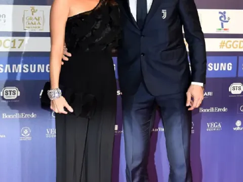 Alisha Lehmann không mặc áo lót, khoe cơ bụng săn chắc