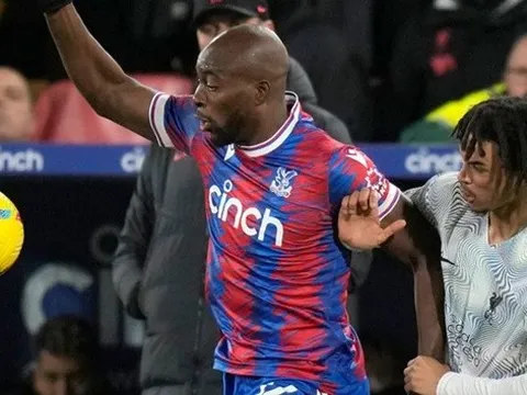 Man City hạ giá bán Cancelo trước sự quan tâm từ Barca