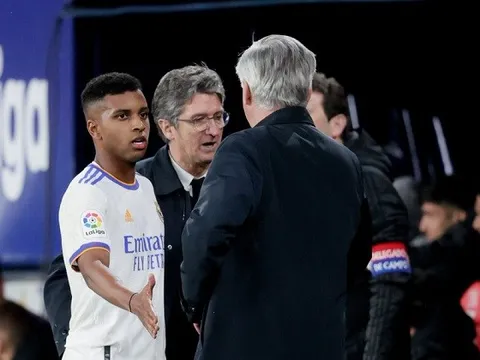 Học trò phản ứng khi bị rút khỏi sân, Ancelotti ngay lập tức cảnh cáo