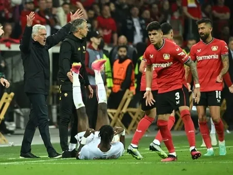 Zidane đồng ý tái xuất, được cấp hẳn 260 triệu bảng