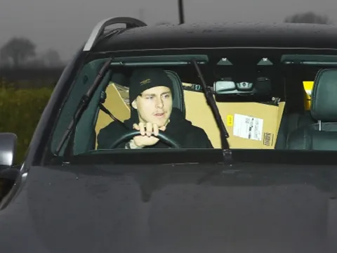 Victor Lindelof mang theo quà Giáng sinh bí mật đến sân tập
