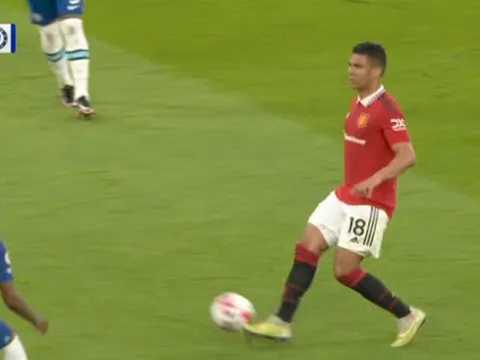 Casemiro gây sốt với tuyệt kỹ "lườm rau gắp thịt"