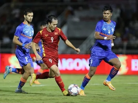 Hoàng Đức chấn thương; 4 CLB nước ngoài muốn có Văn Toàn