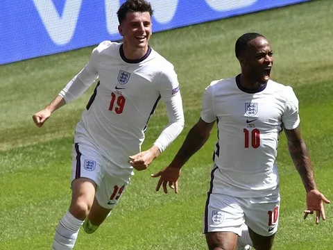 Sterling 'ngả mũ' với Mason Mount