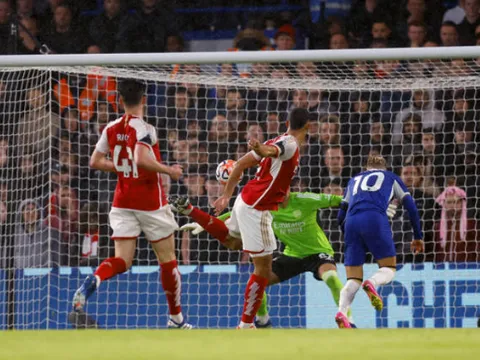 Arsenal gãy đi xương sống