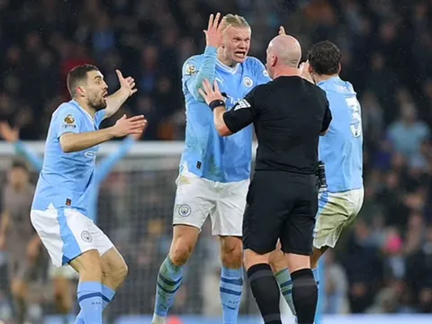 Trước Haaland, Van Dijk ra sao khi 'pressing' trọng tài?