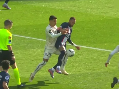 NHM nổi giận sau khi Bernardo Silva thoát tấm thẻ đỏ