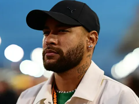 Neymar xúc động khi trở lại đội bóng cũ
