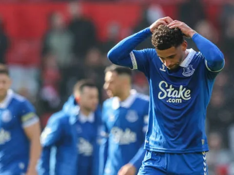 Everton đã khốn còn gặp khó