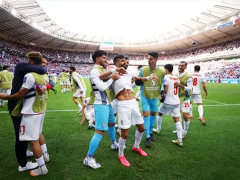 2 bàn phút bù giờ, Iran chôn vùi hy vọng của xứ Wales