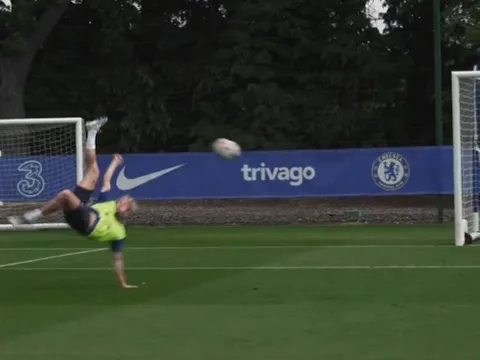 2 bom tấn Chelsea ngẫu hứng trình diễn trước trận Man City