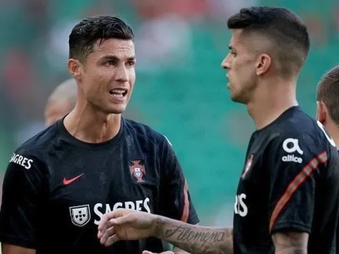 2 cầu thủ Man City từ chối lời mời ăn tối của Ronaldo