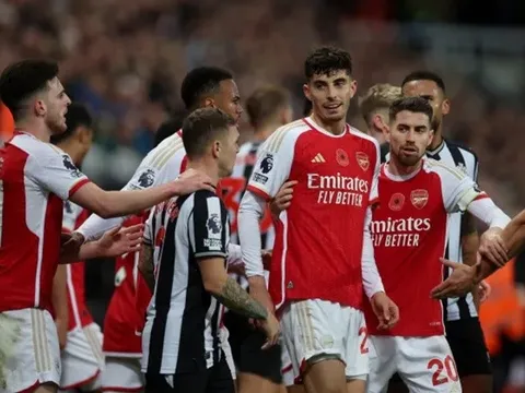 2 pha bóng "châm ngòi" sự căng thẳng ở trận Newcastle - Arsenal