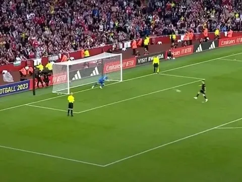 Aaron Ramsdale mắc sai lầm giữa lúc tương lai bị đe dọa