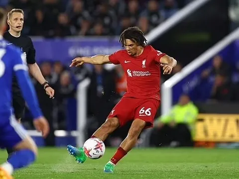 2 siêu phẩm cháy lưới, Liverpool còn kém Man Utd 1 điểm